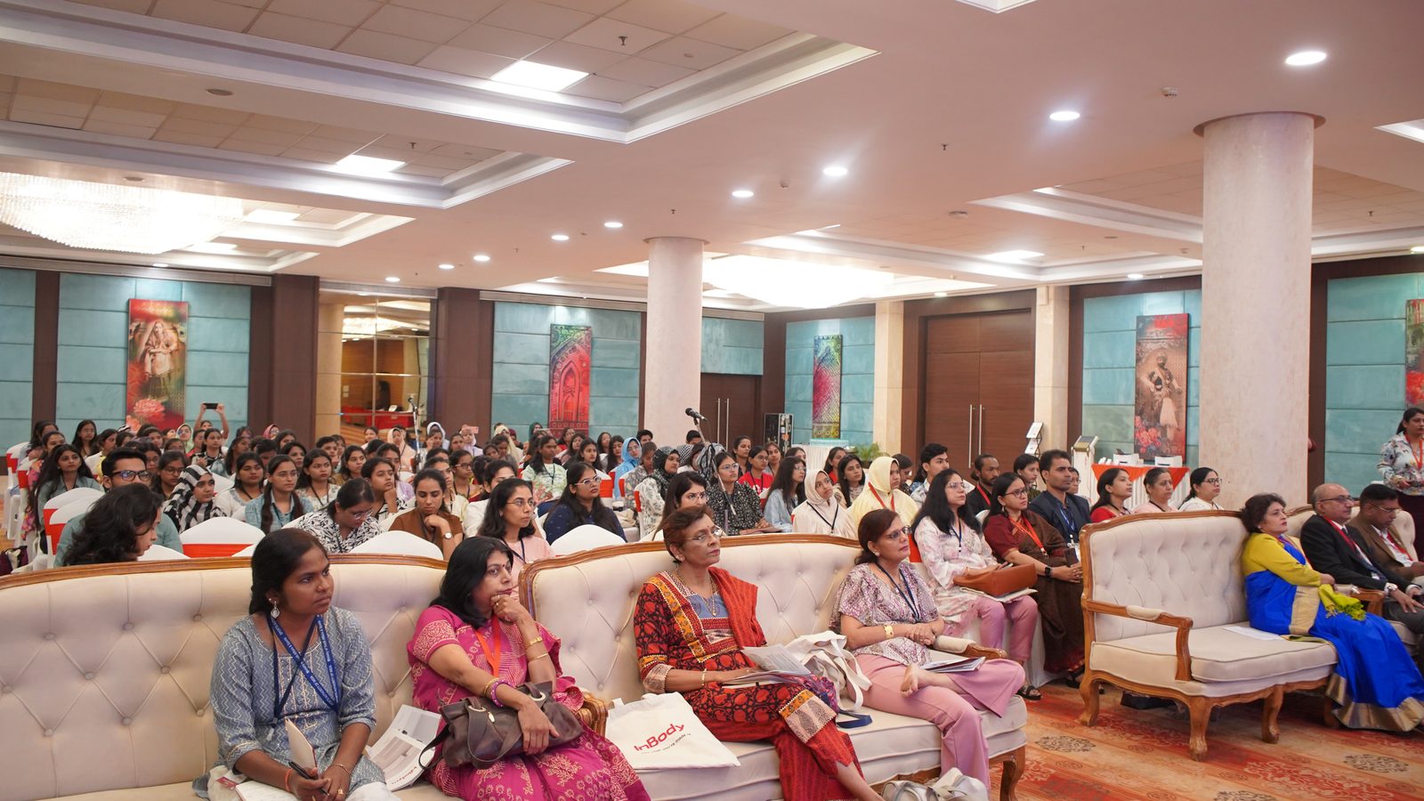 Seated audience during a session at Ácademia Indore 2024.