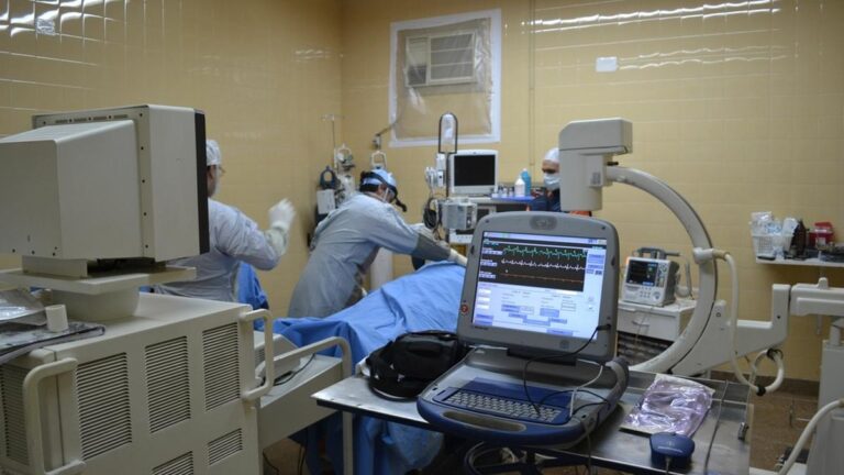 A hospital operating room, used to illustrate bariatric surgery outcomes